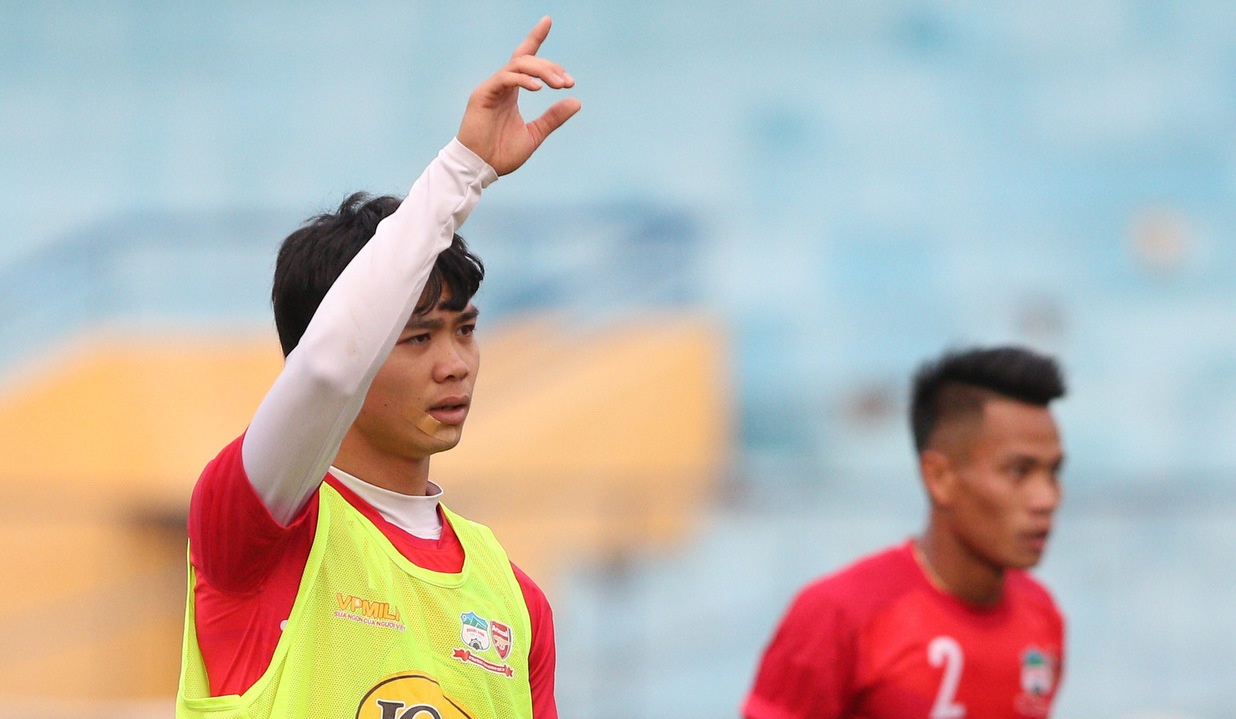 Cong Phuong no luc tap da vi tri moi o HAGL hinh anh