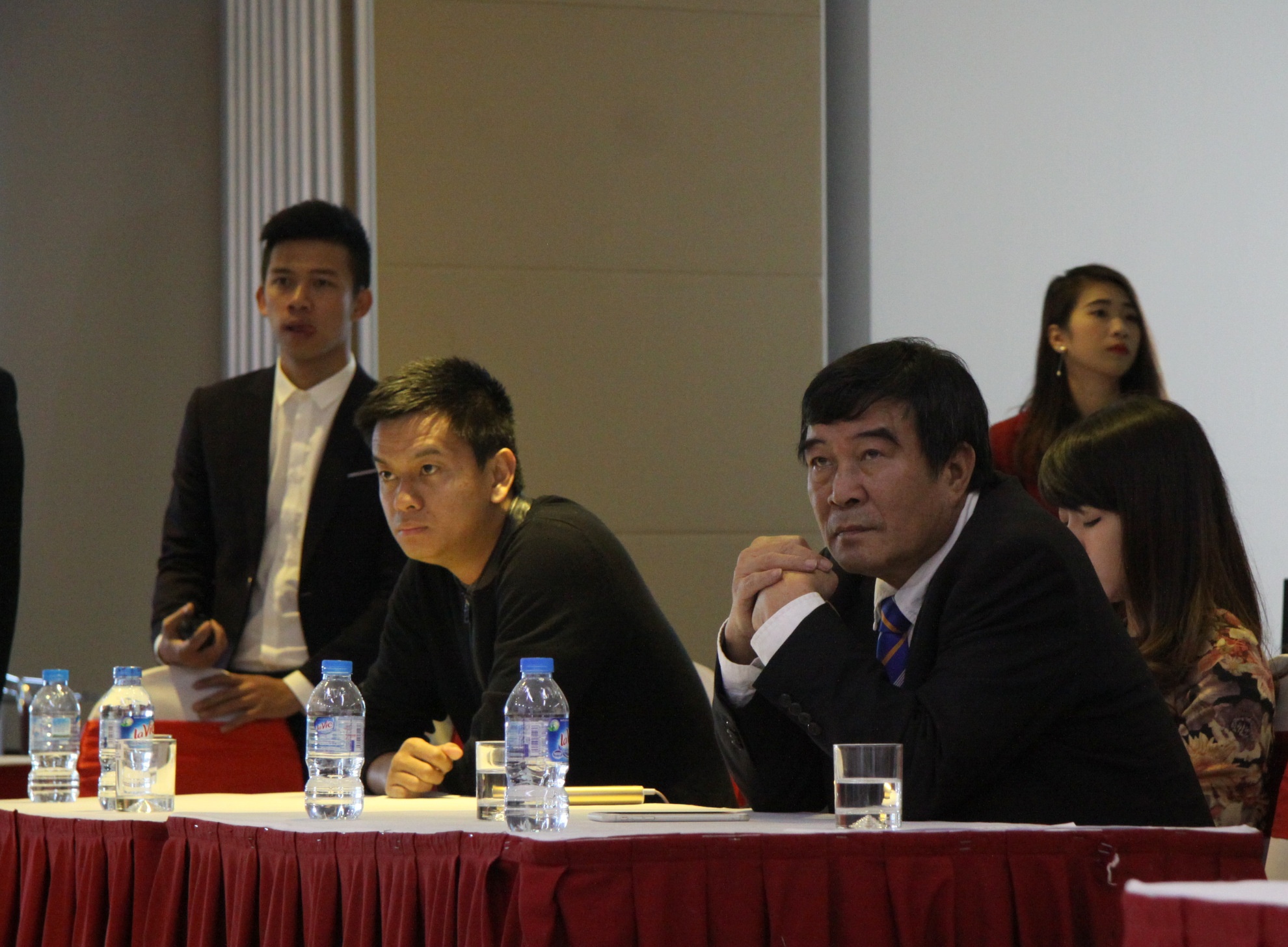 Tuan Hung nhan giai Qua bong vang phui anh 1