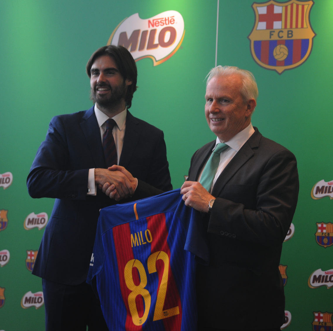 Trẻ em Việt Nam tập bóng với Barca ảnh 1 Tre em Viet Nam tap bong voi Barca anh 1