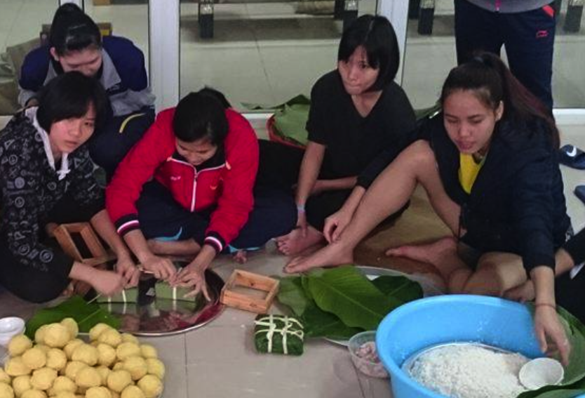 Doi bong chuyen nu goi banh chung cho thuong Tet hinh anh