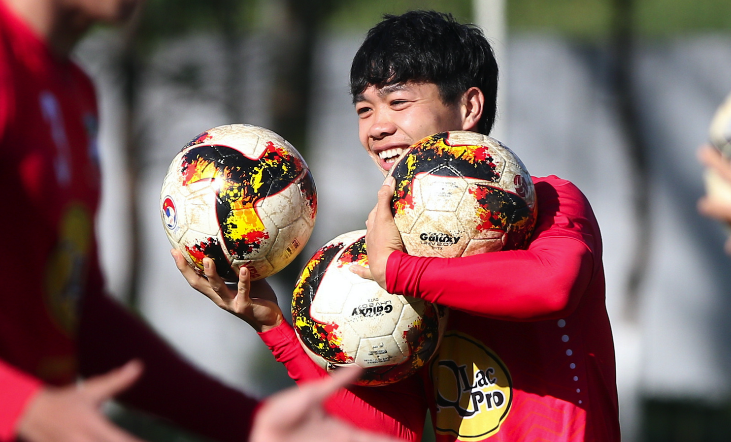 Cong Phuong 'bi phat' trong ngay sinh nhat hinh anh