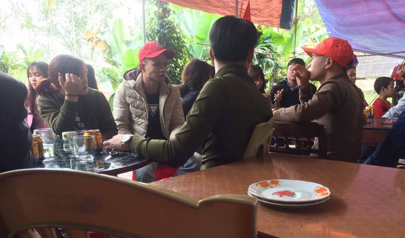 Cong Phuong ban ron tiep khach dip Tet anh 1