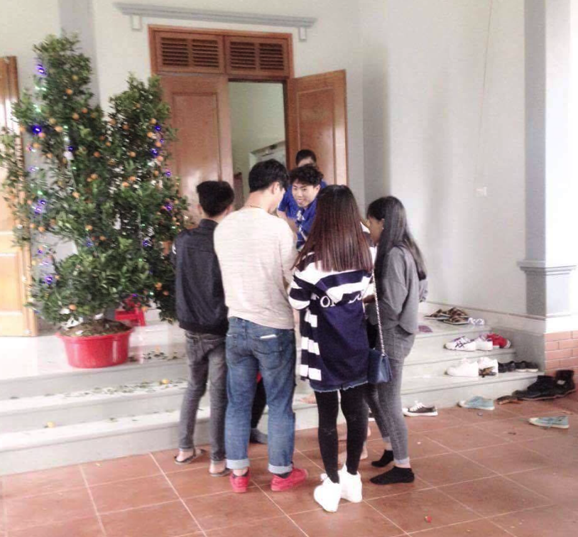 Cong Phuong ban ron tiep khach dip Tet anh 2