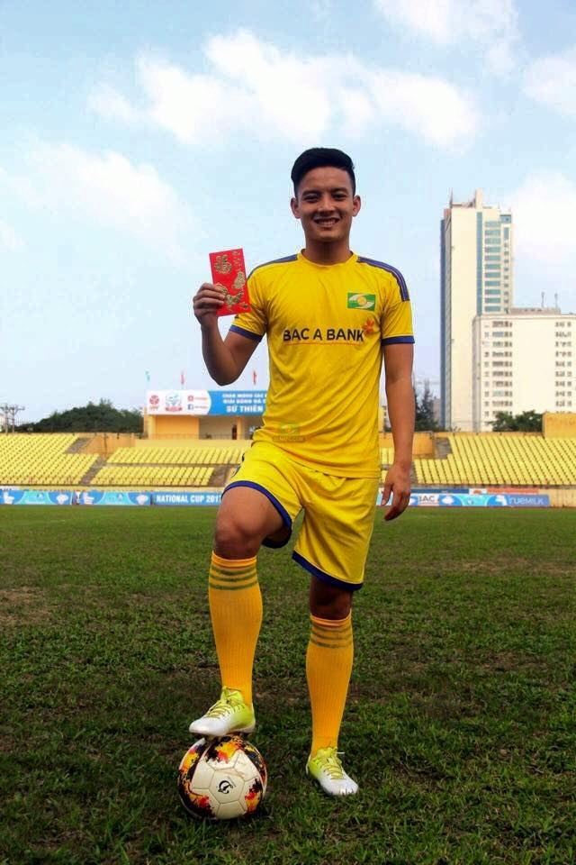 Nu tuyen thu lam ruong dip Tet anh 4