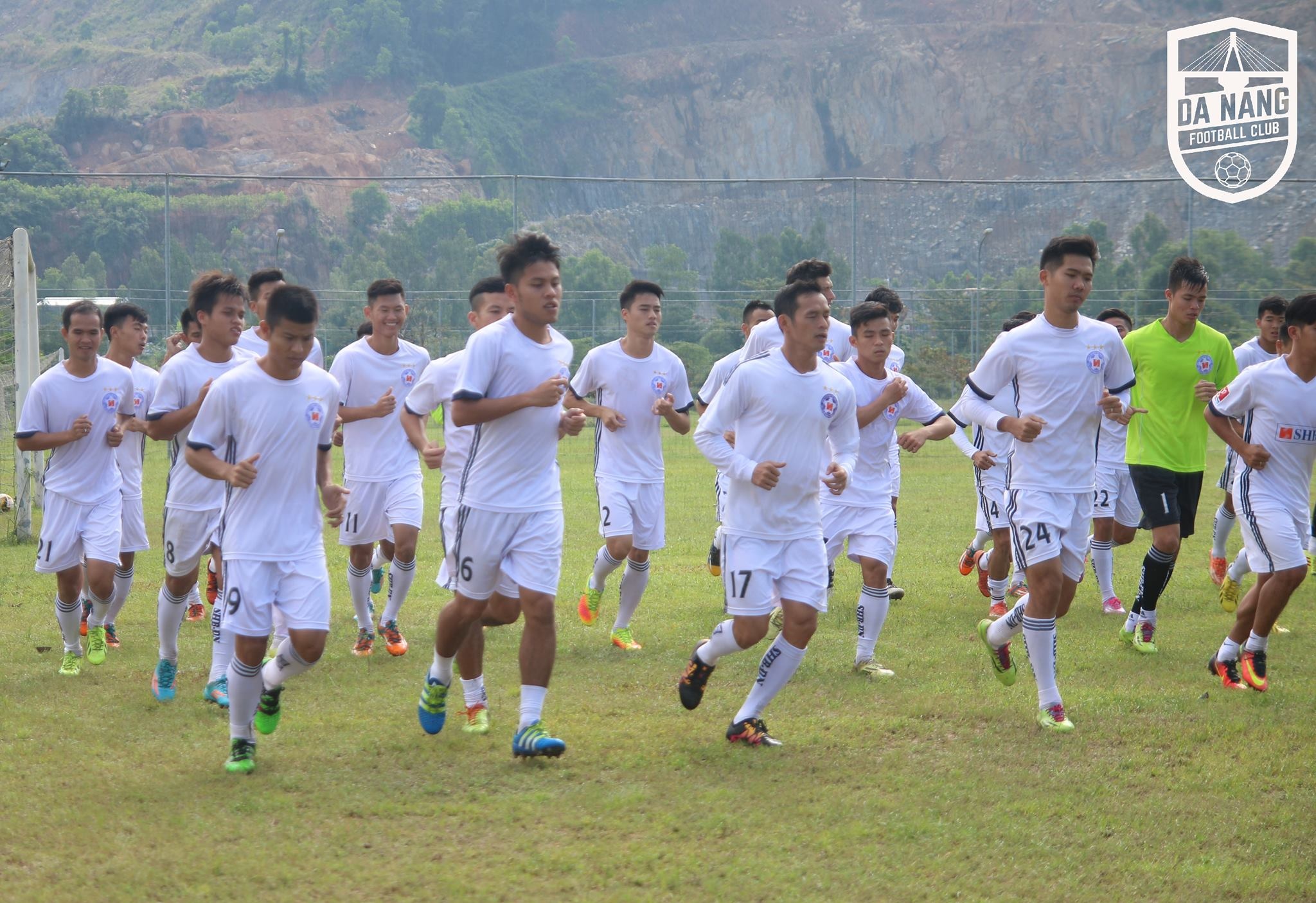 Nu tuyen thu lam ruong dip Tet anh 6