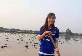 Nu tuyen thu ra dong lam ruong ngay dau nam hinh anh