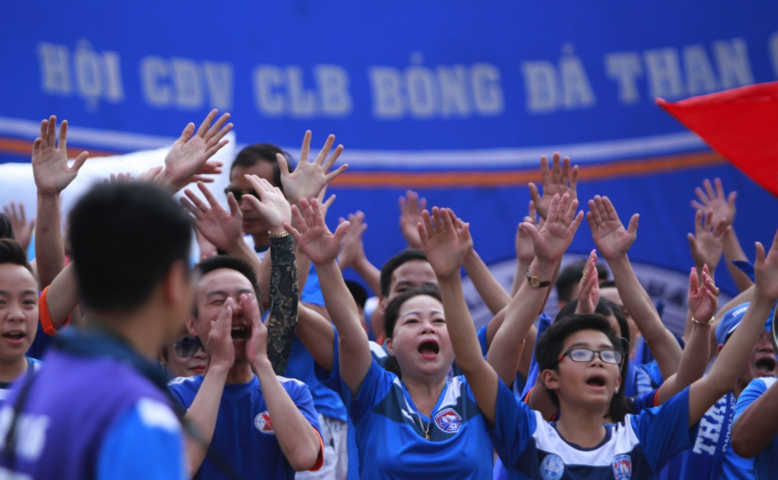 AFC tuoc quyen da san nha cua 2 doi bong Viet Nam hinh anh