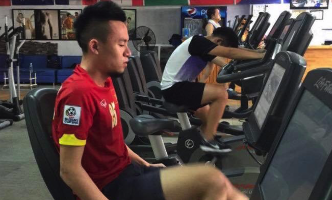 Huy Toan tro lai tap gym sau chan thuong gay tay hinh anh