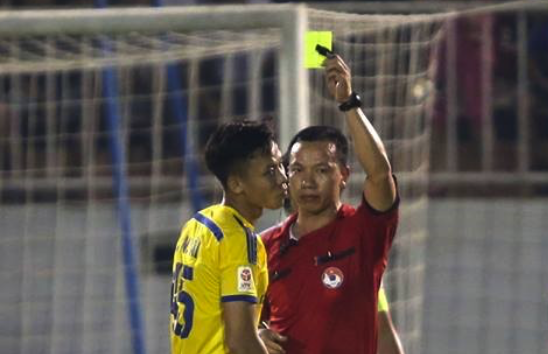 Trong tai Trung Kien goi dien xin loi SLNA hinh anh