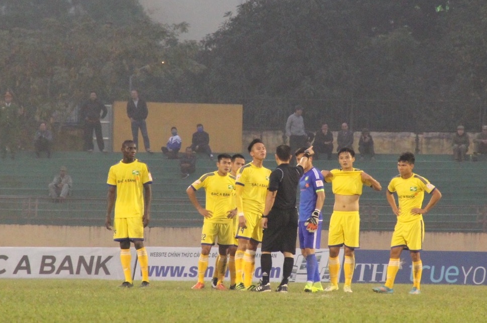 VFF đình chỉ trọng tài bị SLNA kiện ảnh 1 VFF dinh chi trong tai bi SLNA kien anh 1