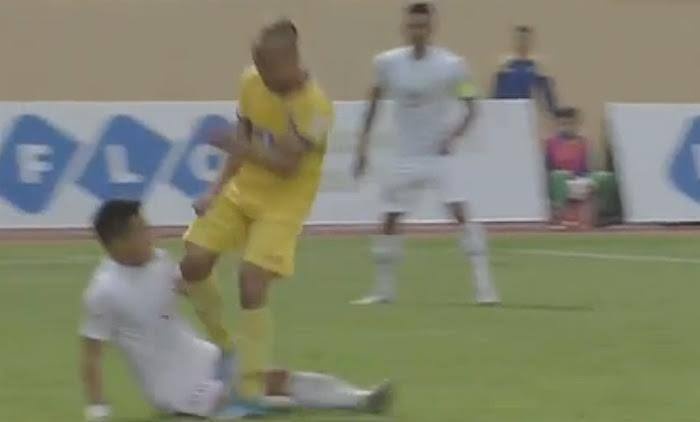 Video Quoc Phuong bo bong dap Au Van Hoan hinh anh