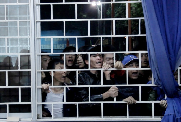 CDV Hai Phong dap cua phong hop bao de doa trong tai hinh anh