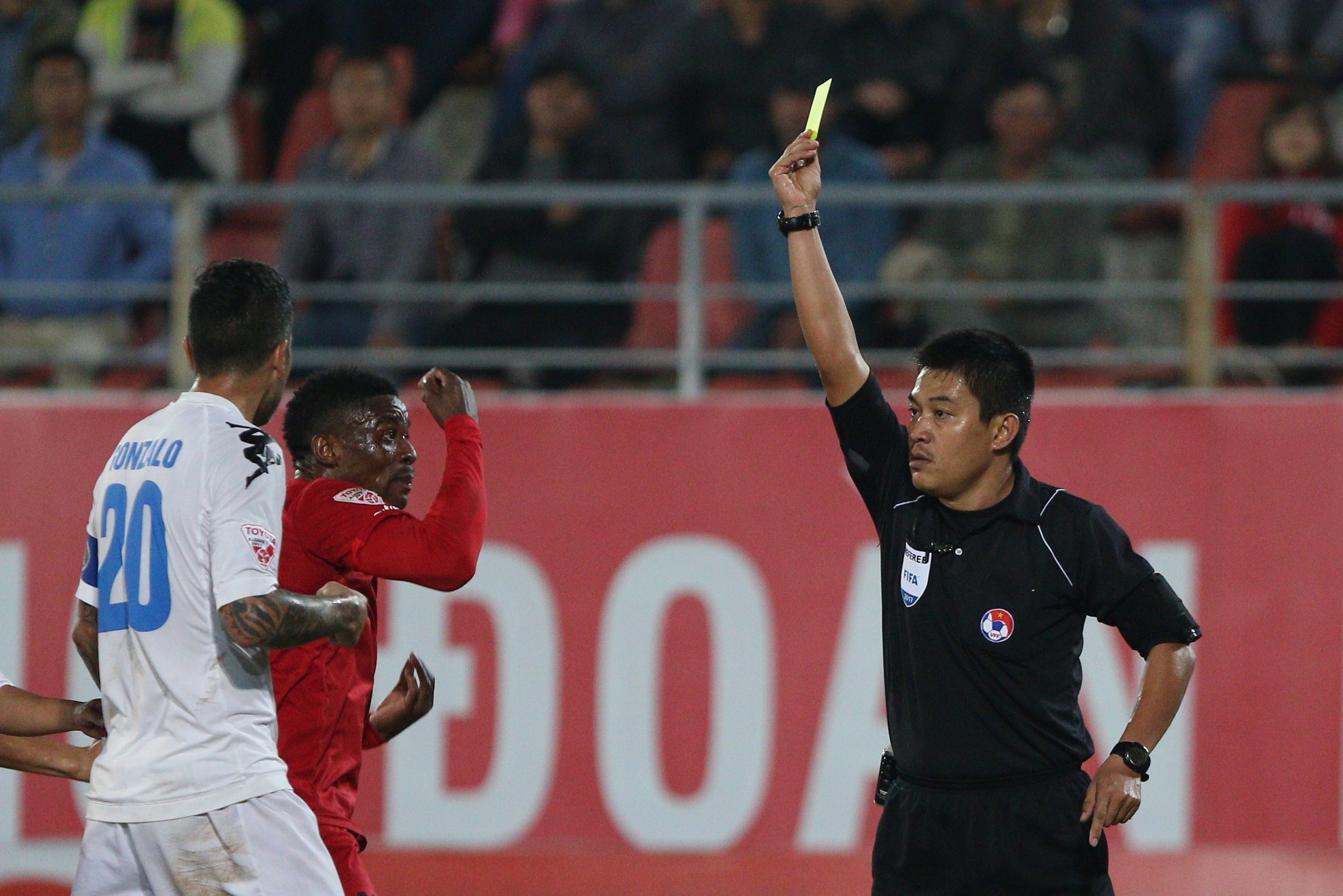 Tinh huong khien CDV Hai Phong noi nong, lang ma trong tai hinh anh