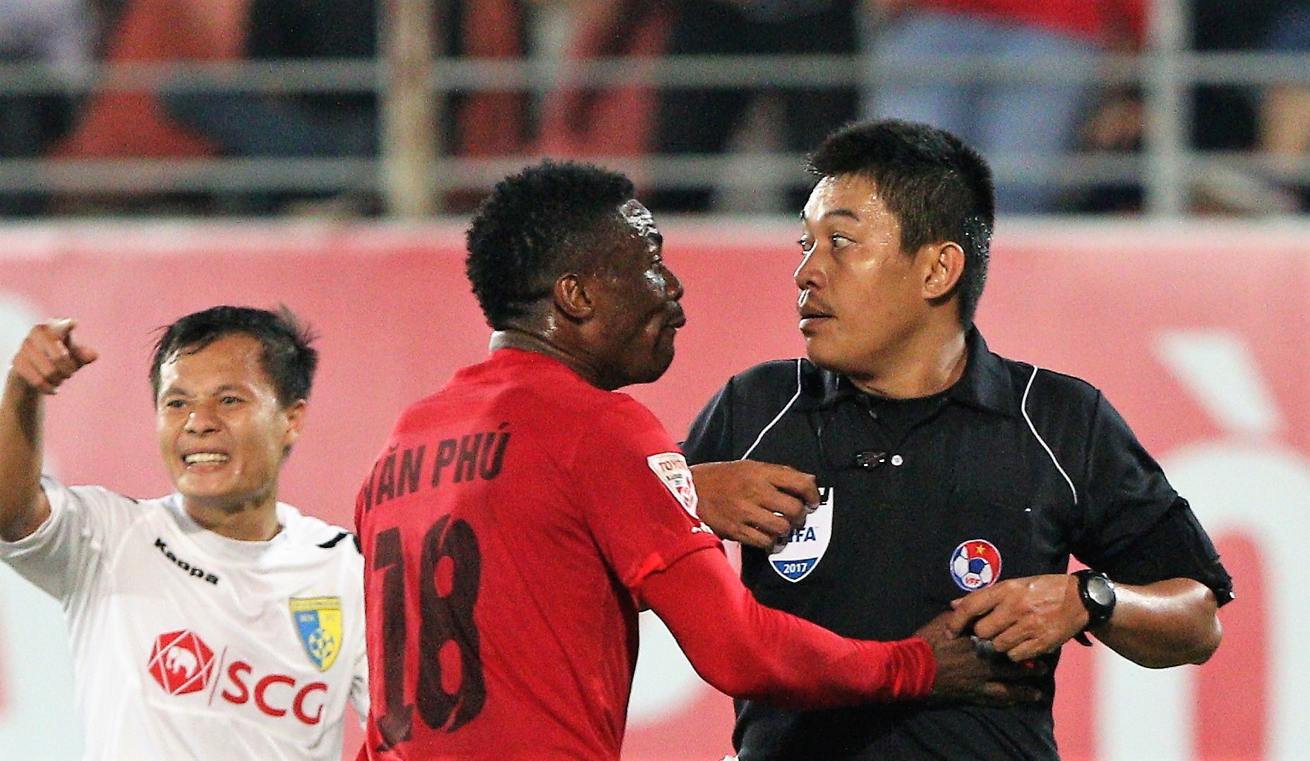 Trong tai V.League bi uy hiep o Lach Tray hinh anh