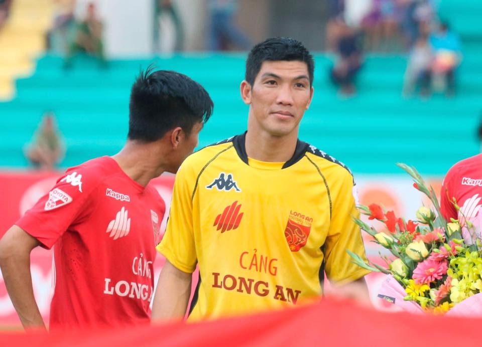 Long An dinh chi va cat luong thu mon dien tro lo o V.League hinh anh