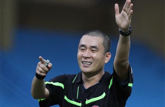 Trong tai Thu san sang bo V.League vi bi cau thu coi thuong hinh anh