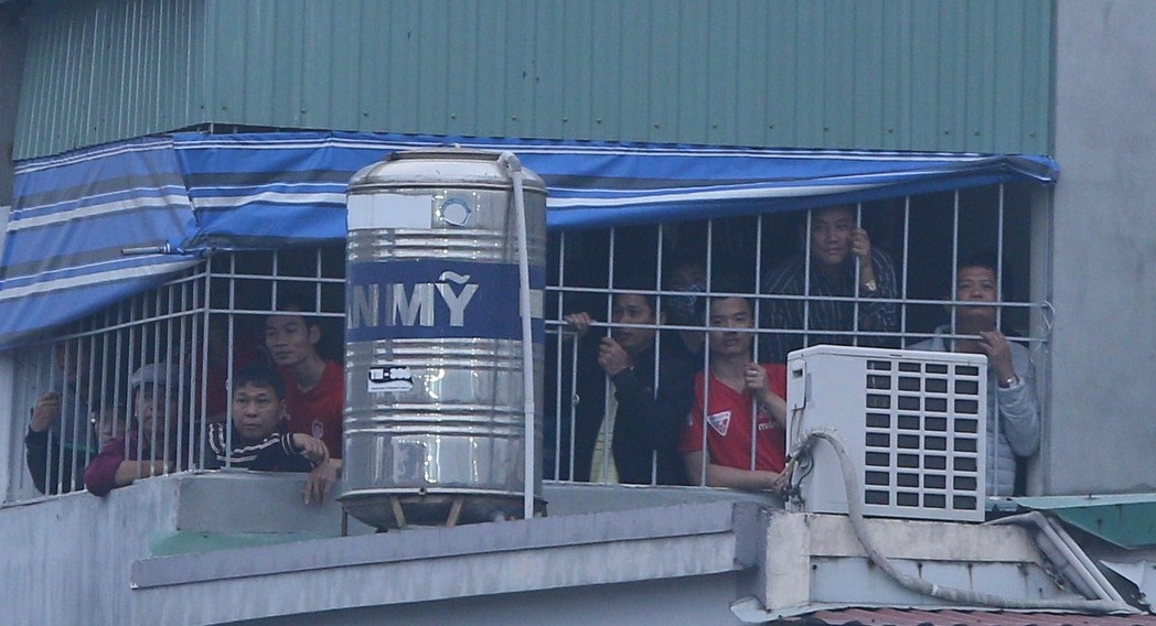 CDV Hai Phong vat va xem bong da ngay VFF treo san Lach Tray hinh anh