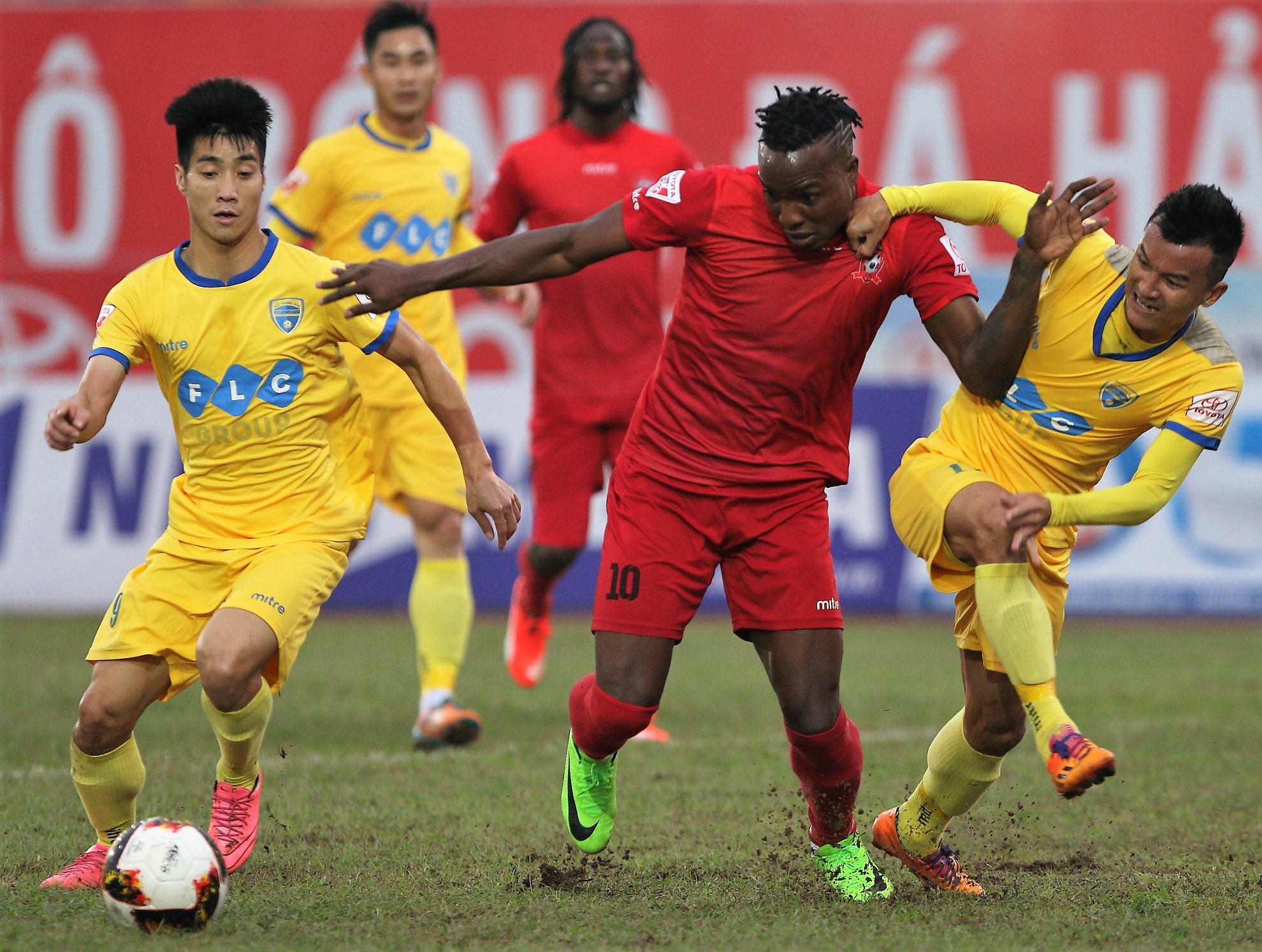 Ngoai binh an va trong tai anh 3