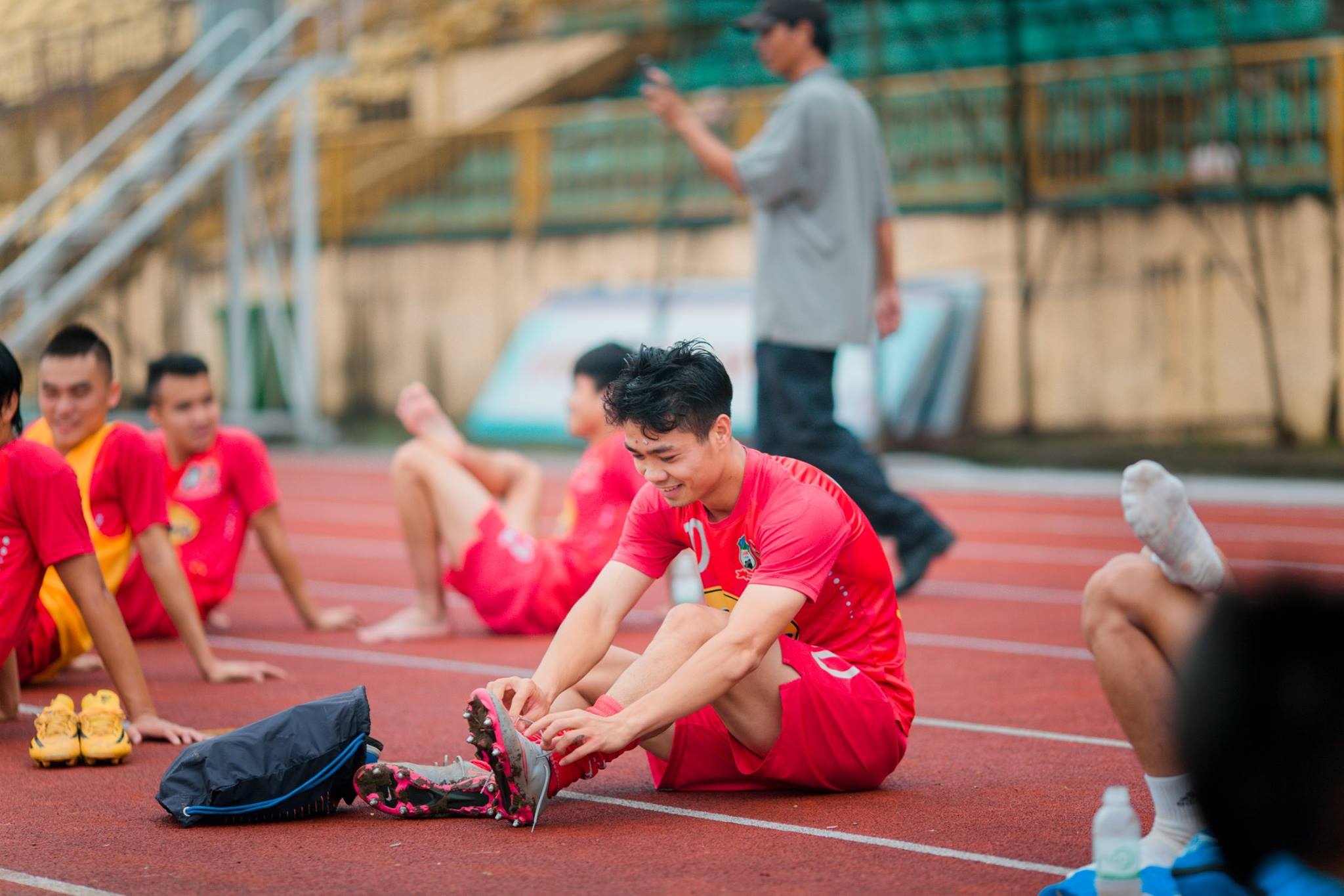 Cong Phuong tro ve san Vinh anh 1