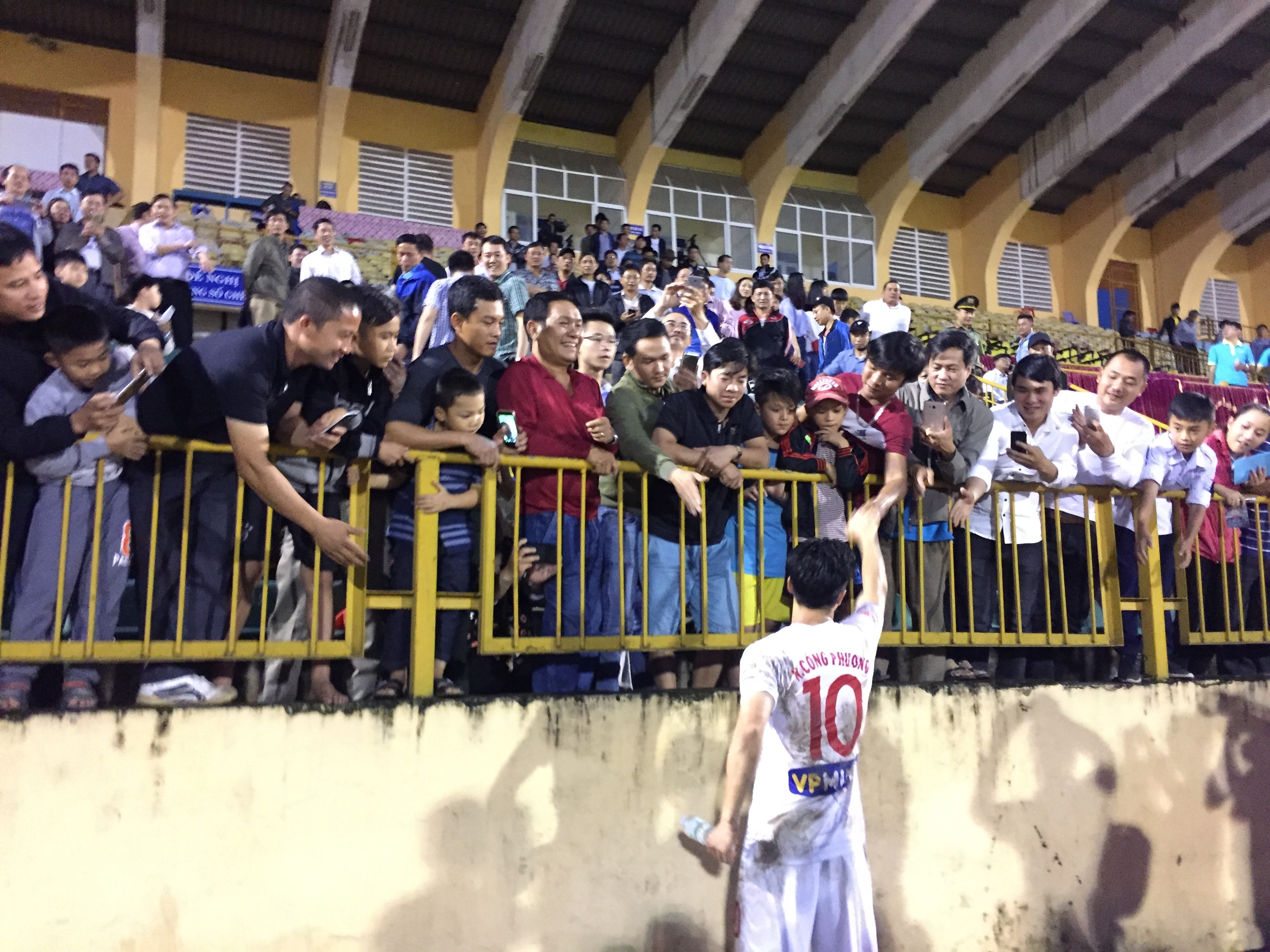 Fan Nghe An nao loan phong thay do HAGL anh 1