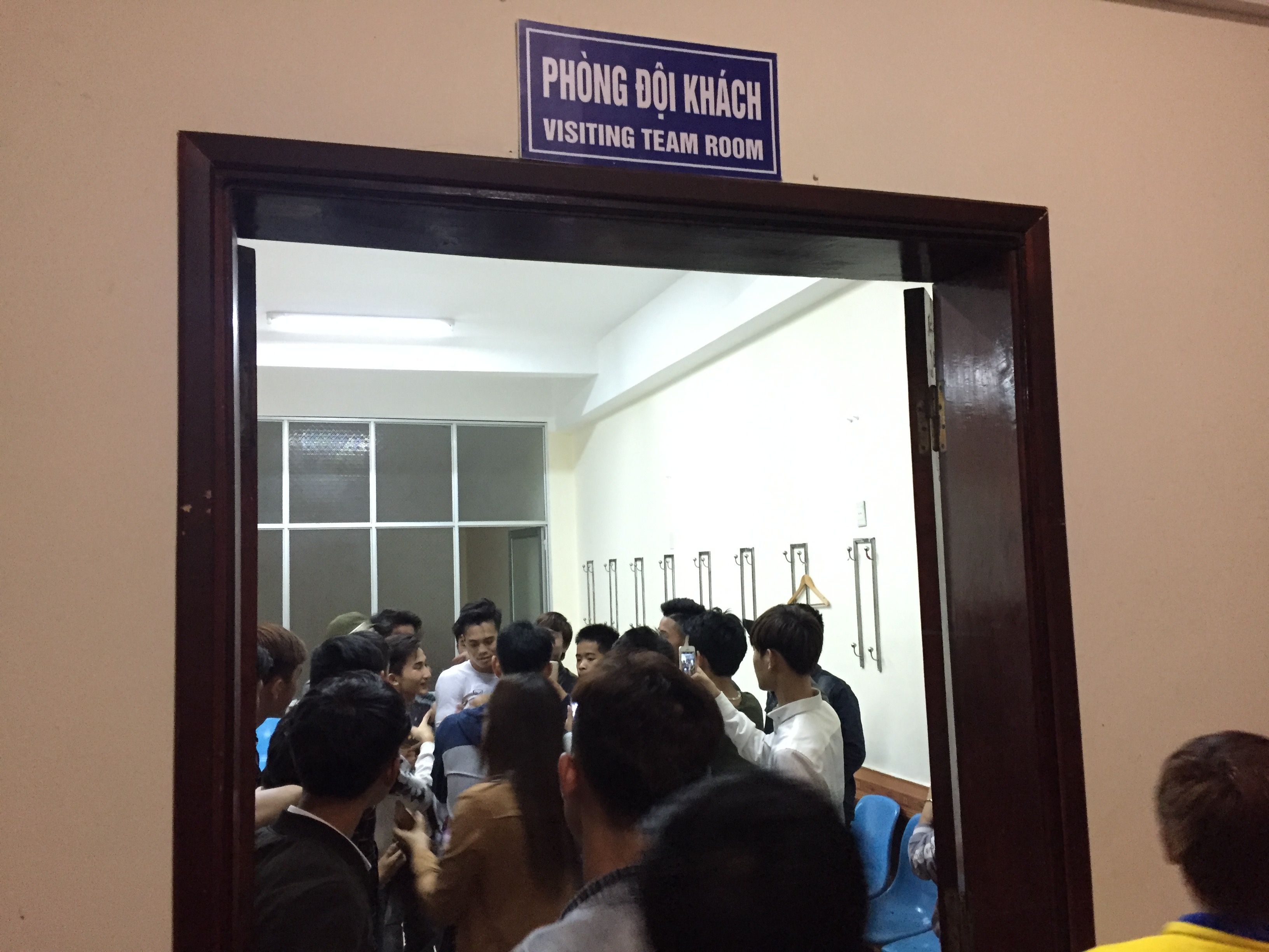 Fan Nghe An nao loan phong thay do HAGL anh 3