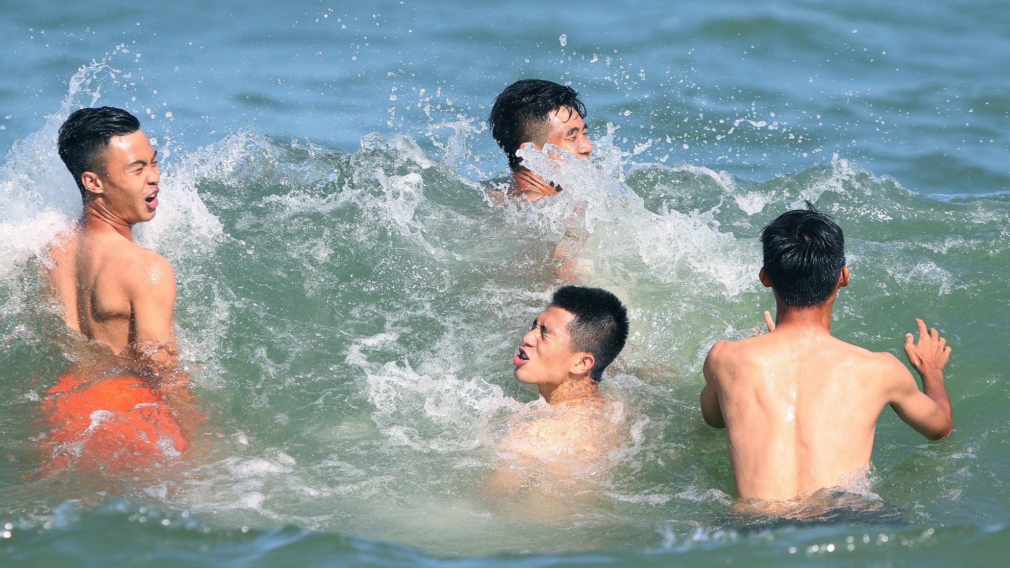 U20 Viet Nam tinh nghich duoi nuoc bien anh 2