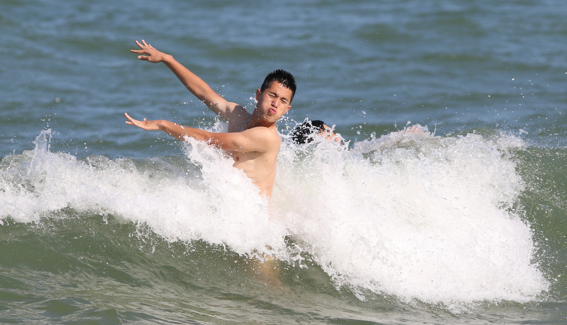 Tuyen thu U20 Viet Nam tinh nghich duoi bien Nha Trang hinh anh