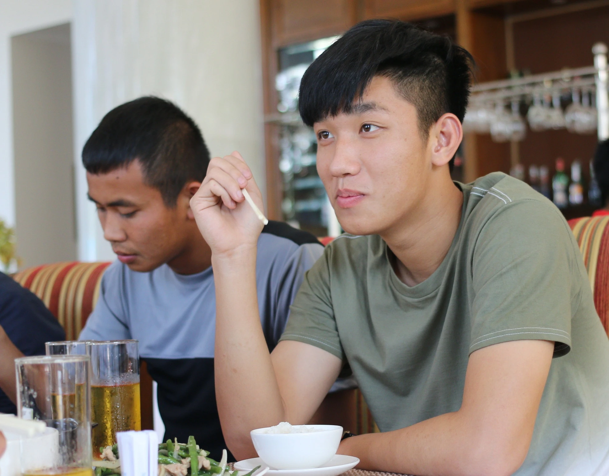 Cau thu U20 Viet Nam vui dua trong ngay dau hoi quan o Nha Trang hinh anh