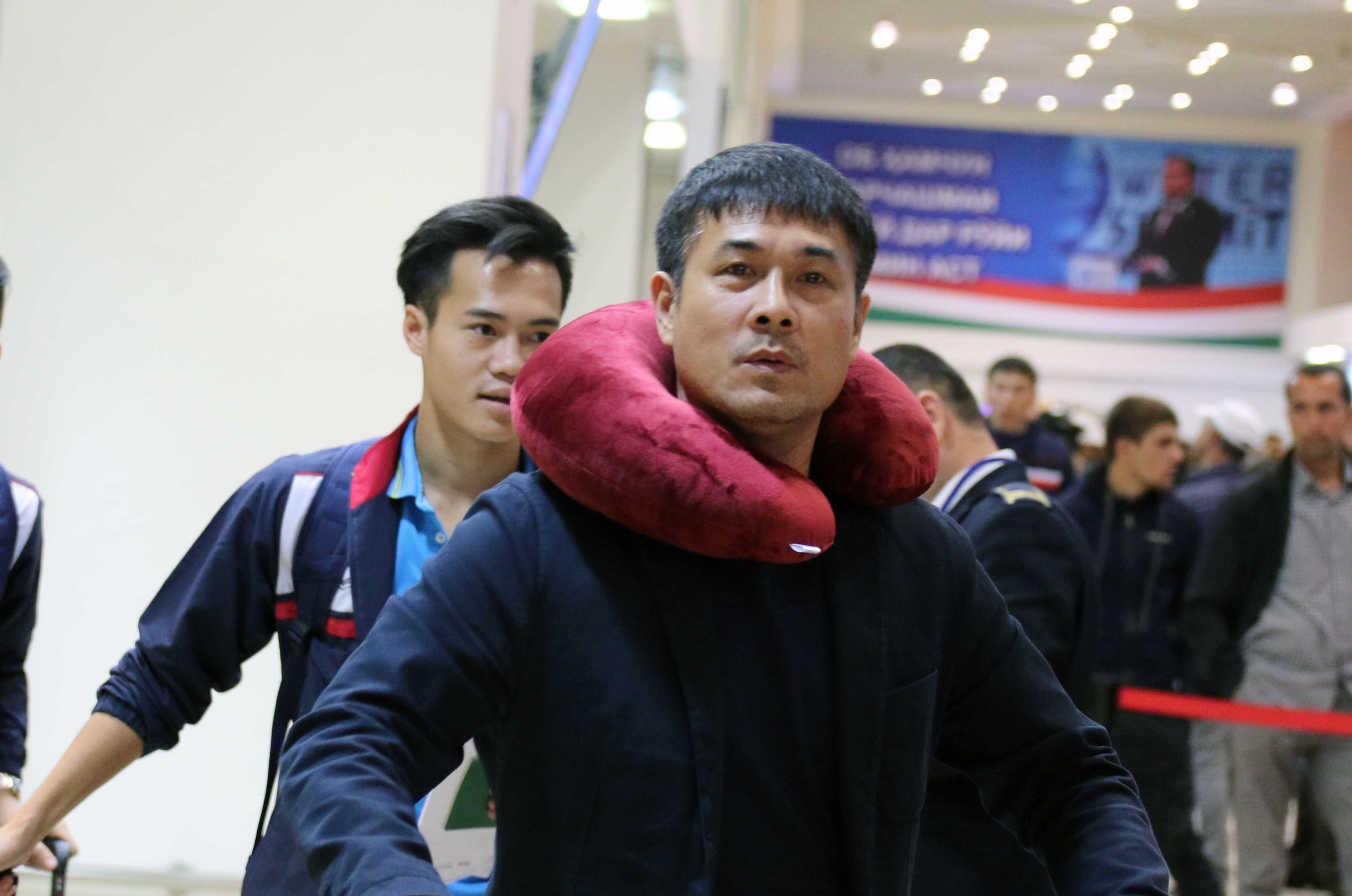 Tuyen Viet Nam bo bua sang de ngu bu khi toi Tajikistan hinh anh