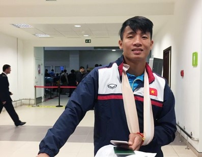 Tien Dung bang tay tro ve Viet Nam tai kham sau chan thuong hinh anh