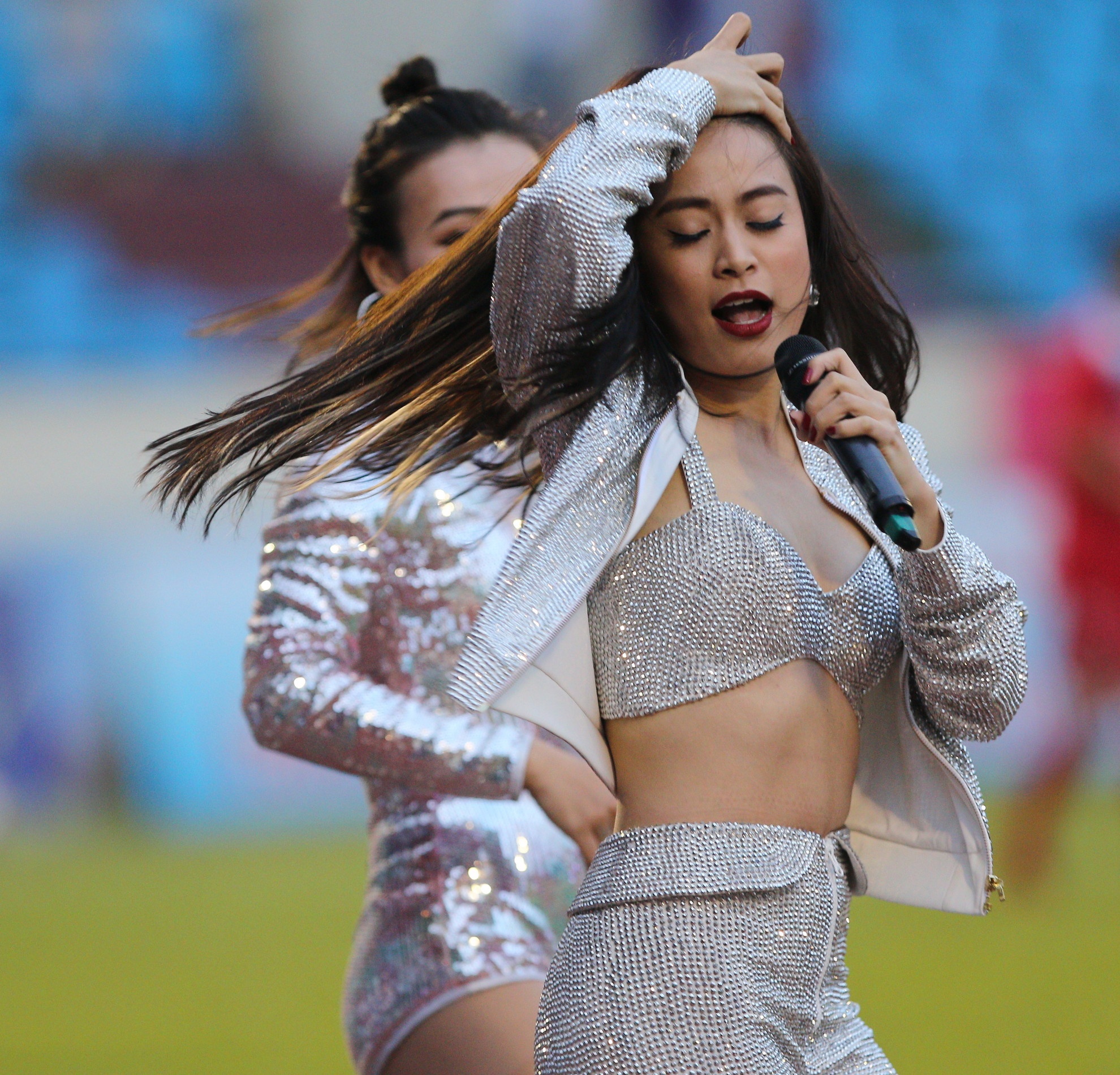 Hoang Thuy Linh khuay dong tran Quang Ninh vs HAGL anh 1