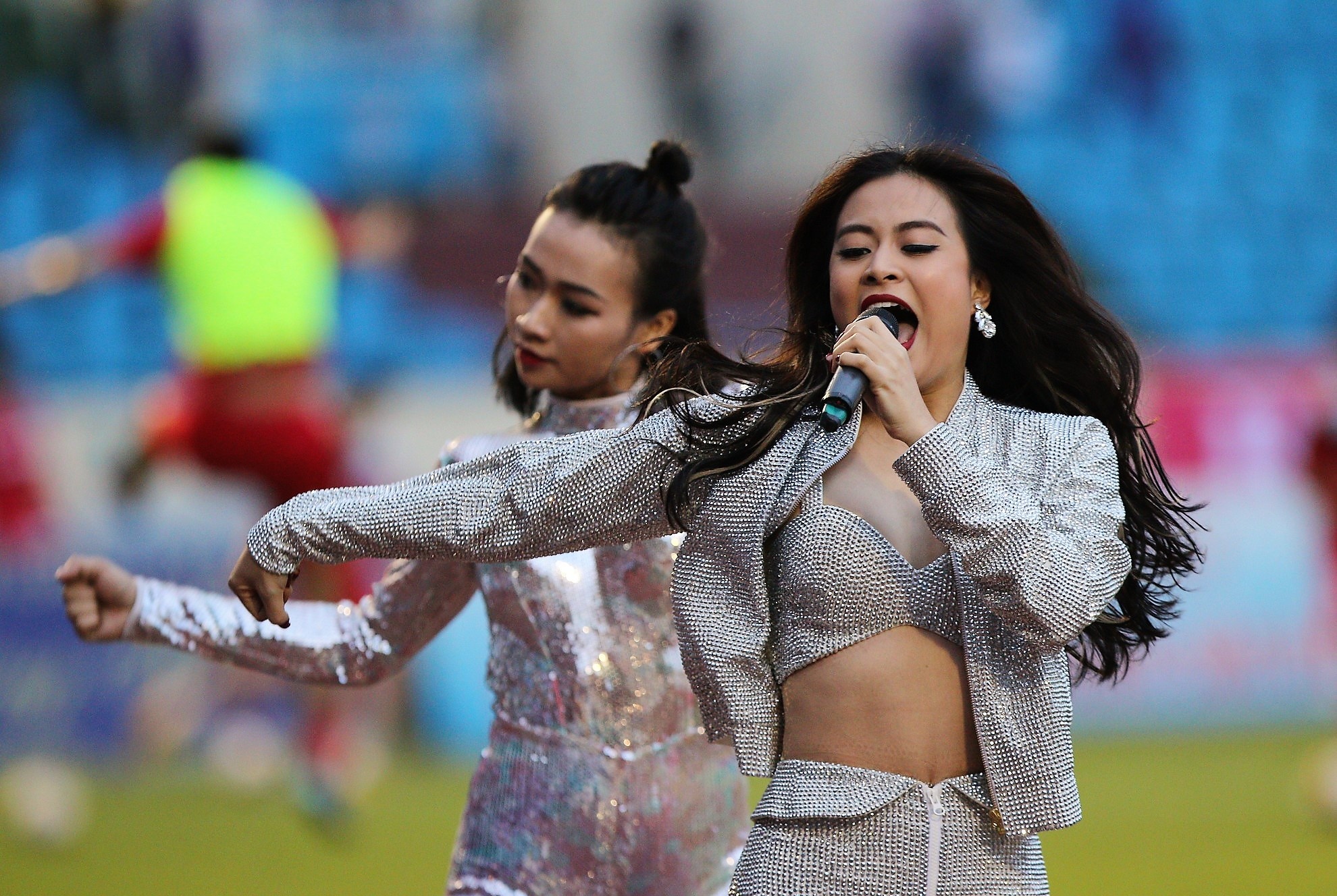 Hoang Thuy Linh khuay dong tran Quang Ninh vs HAGL anh 4