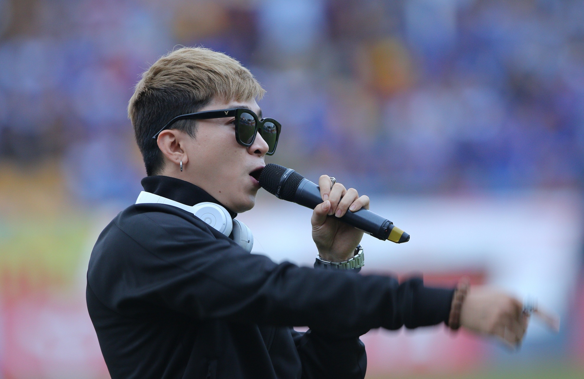 Hoang Thuy Linh khuay dong tran Quang Ninh vs HAGL anh 6