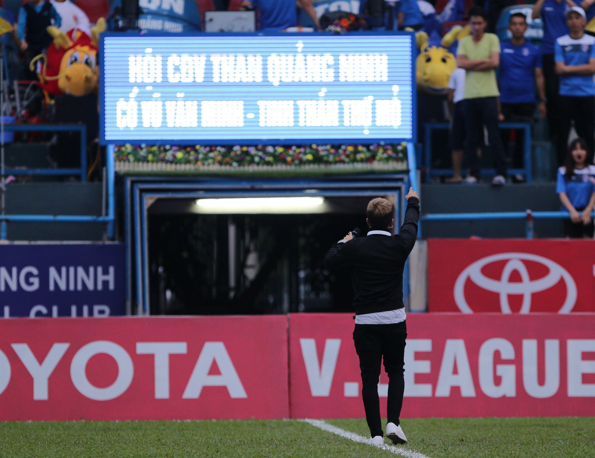 Hoang Thuy Linh khuay dong tran Quang Ninh vs HAGL anh 7