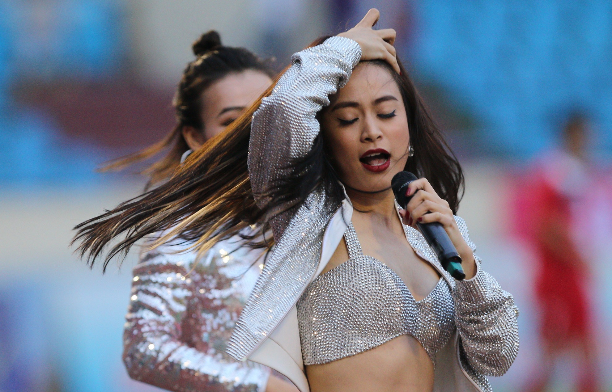 Hoang Thuy Linh khuay dong tran HAGL lam khach tren san Cam Pha hinh anh