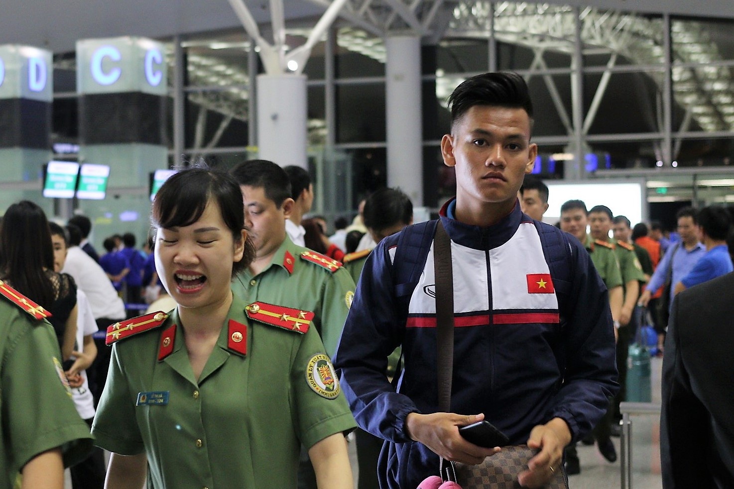 Video U20 Viet Nam di chuyen 16 tieng sang Duc tap huan hinh anh