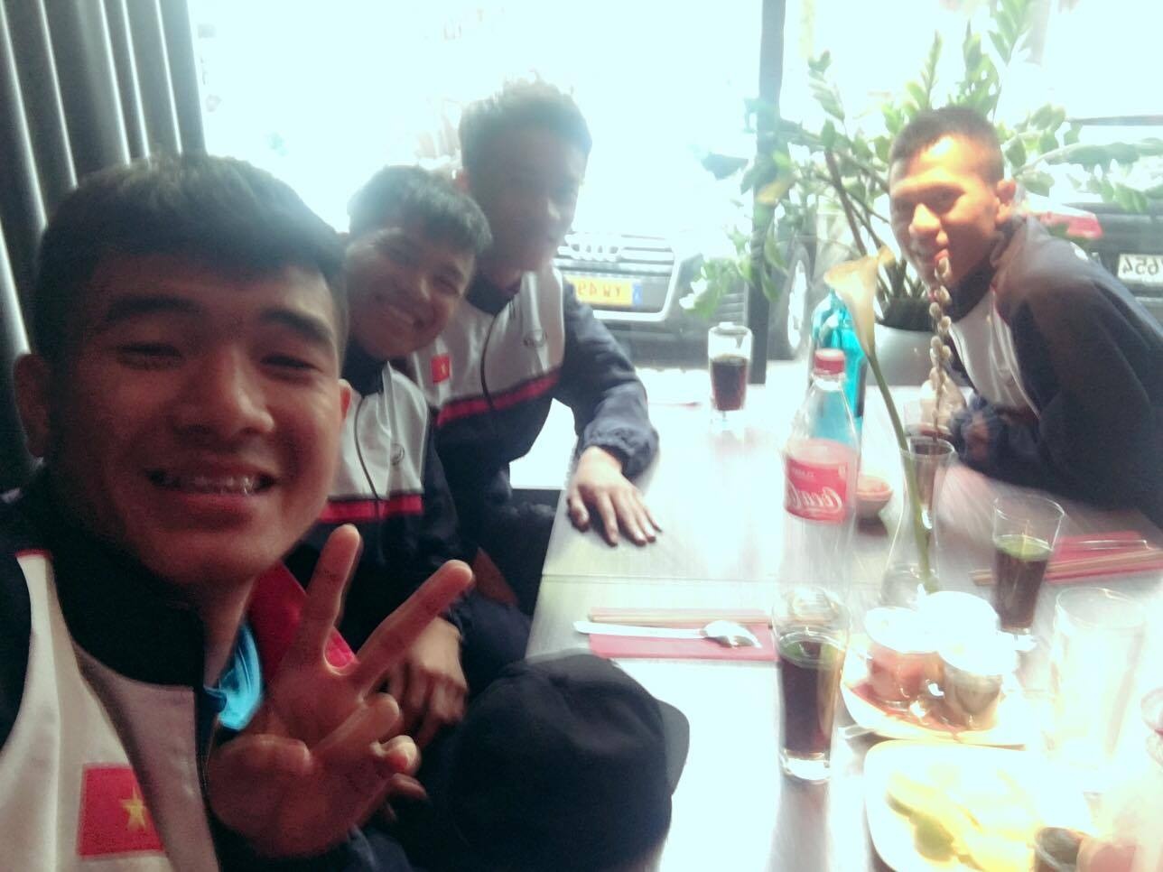 U20 Viet Nam thuong thuc pho Ha Noi khi vua toi Duc hinh anh