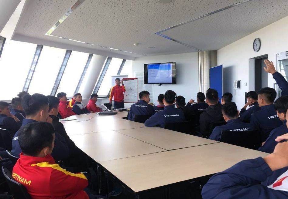 Video U20 Viet Nam hop dau phap truoc tran gap U23 Borussia Monchengladbach hinh anh