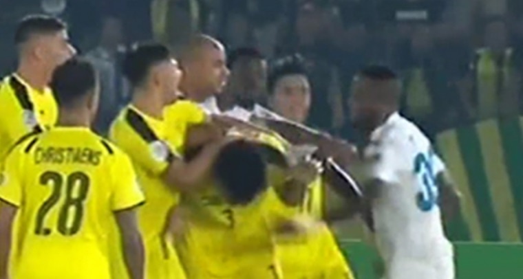 Samson huc dau va dam boc ha guc 2 cau thu Philippines hinh anh