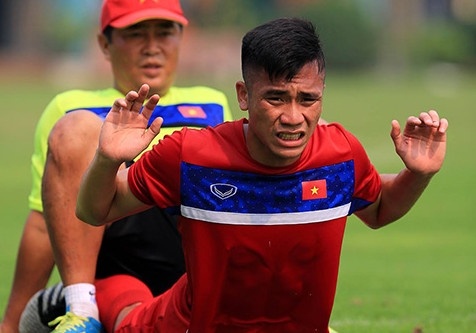 Tien Dung chan thuong nang sau tran thang cua U20 Viet Nam hinh anh