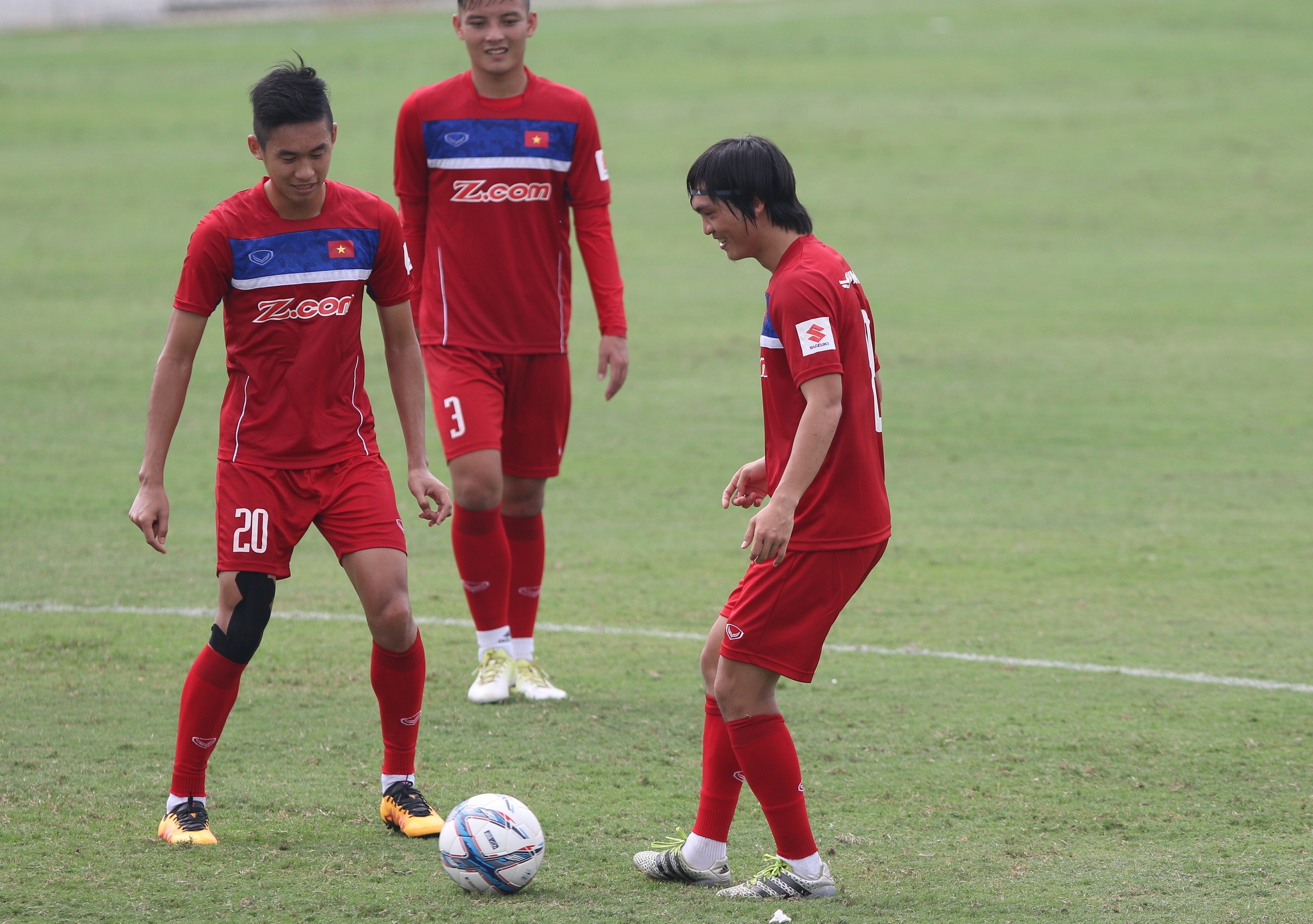 Man trinh dien cua Tuan Anh sau nua nam dieu tri chan thuong dau goi hinh anh