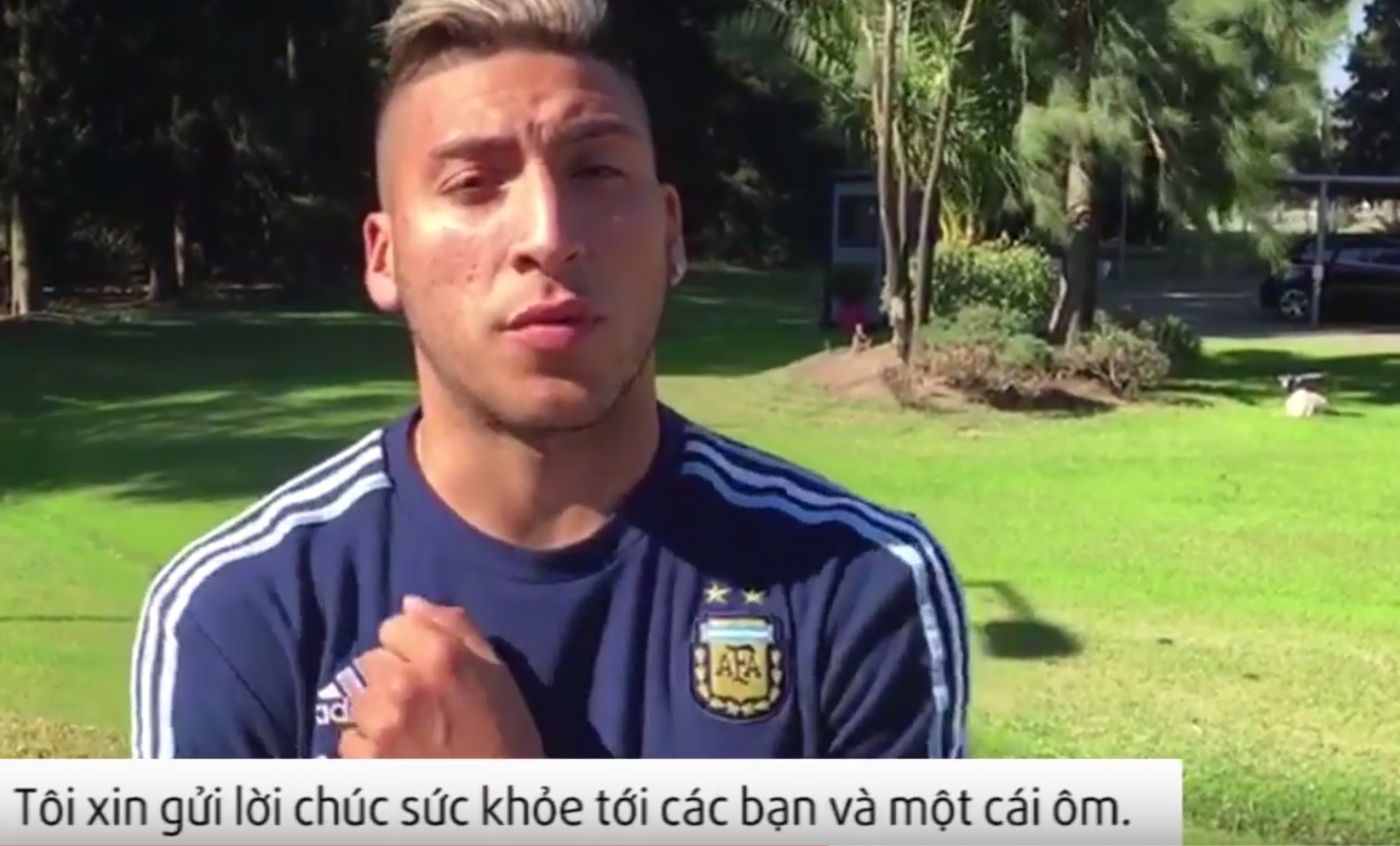 Tien dao U20 Argentina gui mot cai om toi fan Viet Nam hinh anh