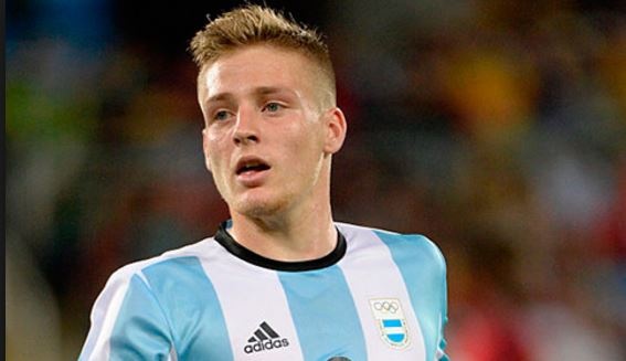 Cau thu U20 Argentina di truc thang rieng de kip sang Viet Nam hinh anh