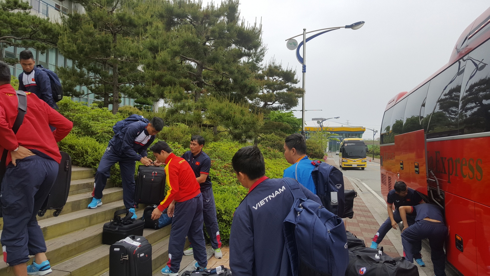 U20 Viet Nam den Han Quoc luc 4h20 sang hinh anh