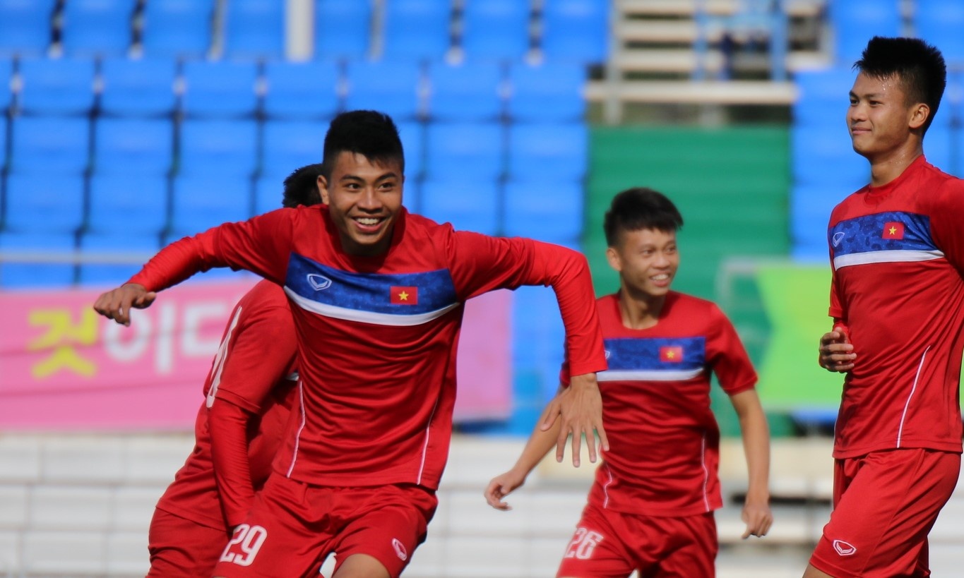 U20 Viet Nam choi tro choi va tap nhe sau tran hoa U20 Vanuatu hinh anh