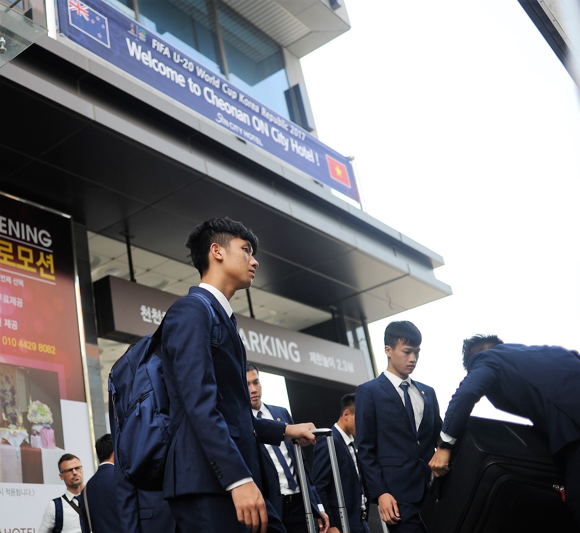 U20 Viet Nam lich lam voi vest anh 6