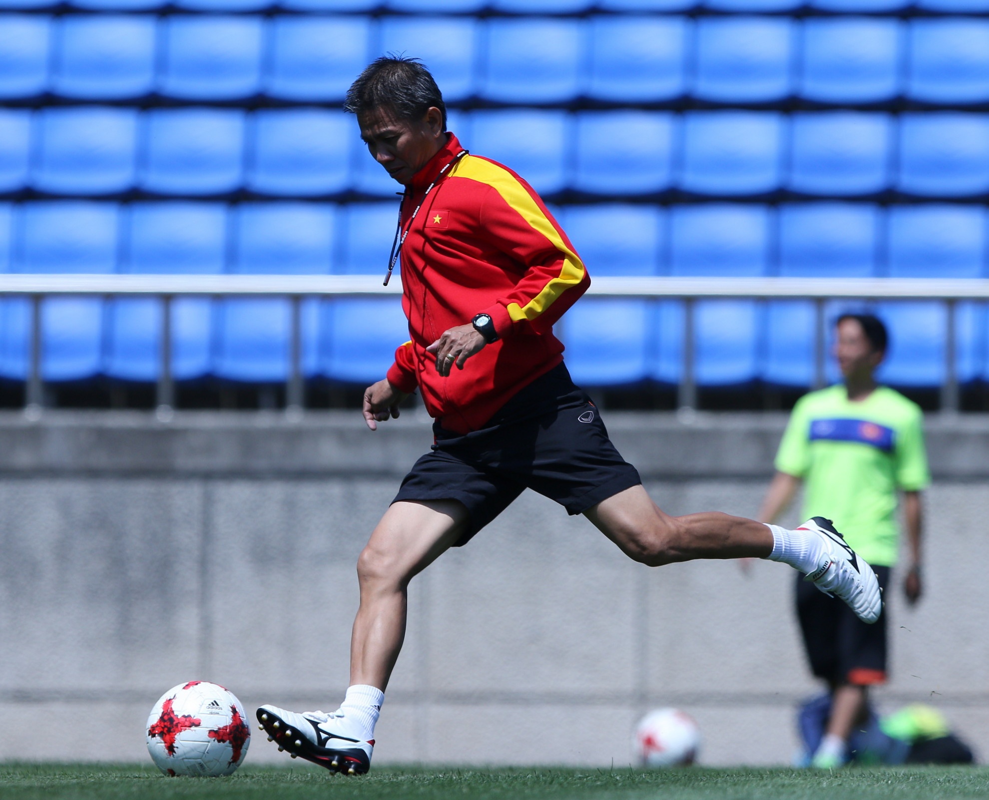 HLV Hoang Anh Tuan vuot qua thu thach sut bong trung xa hinh anh