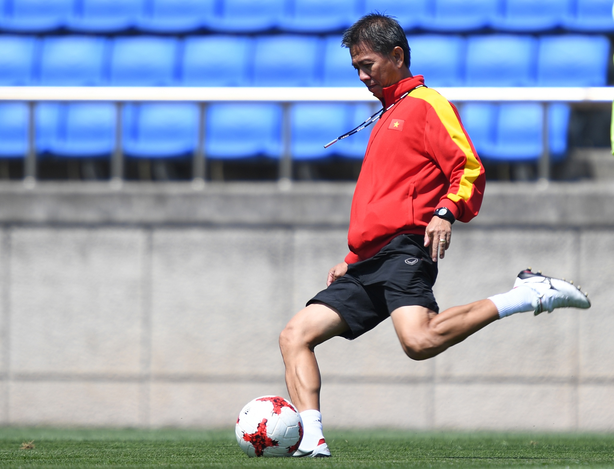 HLV Hoang Anh Tuan tro tai sut bong trung xa hinh anh