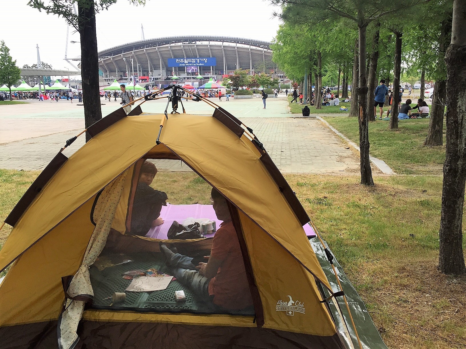 Nguoi Han Quoc dung leu, cam trai cho co vu U20 World Cup hinh anh