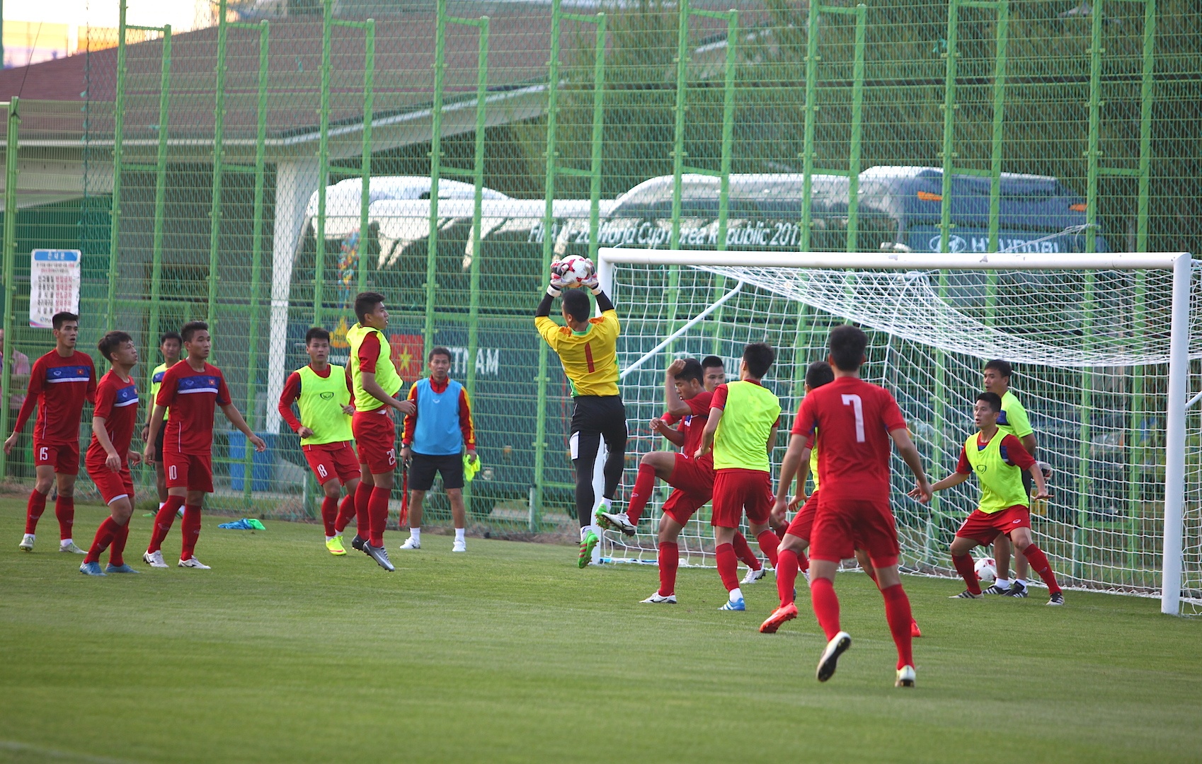 U20 Viet Nam nhan qua dac biet, anh 3